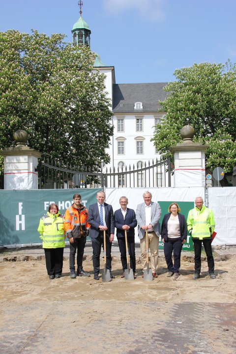 Foto zeigt Anlässlich des 1. Spatenstiches des Neubaus Schlossbrücke Süd am Schloss Gottorf trafen sich Vertretende der Stadt Schleswig und der Stiftung Schleswig-Holstein Landesmuseum Schloss Gottorf sowie des Ingenieurbüros Trebes und der bauausführenden Firma Holst am 24. Mai 2023 vor Ort. Vor dem Schloss Gottorf sind folgende Personen zu sehen: Yvonne Lingner (Bauleiterin Stadt Schleswig), Pablo Faalstich-Garcia (Bauleiter Fa. Holst), Ole B. Sund (Geschäftsführer Fa. Holst), Thorsten Sadowsky (Vorstand und Leitender Direktor Stiftung Schleswig-Holsteinische Landesmuseen Schloss Gottorf), Stephan Dose (Bürgermeister Stadt Schleswig), Andrea Ulrich (Projektplanerin Ingenieurteam Trebes), Dirk Jürgensen (Fachdienstleiter Tiefbau Stadt Schleswig).