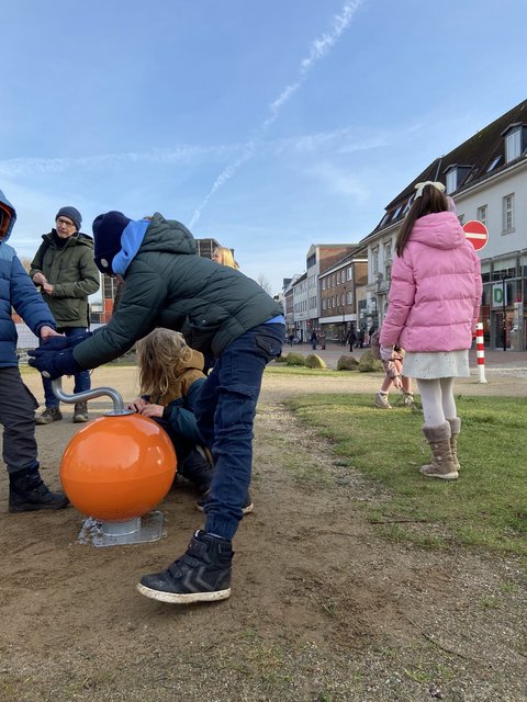 Eröffnung des Spielgeräteparcours - Kinder der 4b der Wilhelminenschule am Musikball
