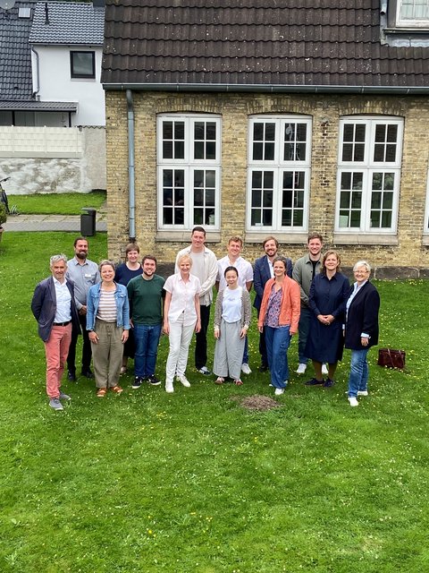 Vordere Reihe, v.l.n.r.: Thorsten Sadowsky (Wissenschaftlicher Vorstand, Stiftung Schleswig-Holsteinische Landesmuseen Schloss Gottorf), Jessica Christensen (Leiterin Stadtbücherei Schleswig), Claas-Lucas Siebel (Stadtmuseum), Dr. Dörte Beier (Leiterin Stadtmuseum Schleswig), Masae Nomura (Leitung Theaterpädagogik am Landestheater), Julia Kitzig (Fachdienst Kultur und Tourismus), Carola Kemme (Projektleitung und Fachdienstleitung Kultur und Tourismus) und Dr. Julia Pfannkuch (Fachbereichsleitung Bildung, Kultur und Ordnung) Hintere Reihe, v.l.n.r.: Jorge Scholz (Leitung Bildung und Vermittlung, Stiftung Schleswig-Holsteinische Landesmuseen Schloss Gottorf), Jessica Krull (Fachdienst Kultur und Tourismus), Christian Sievers (Leitung Jugendzentrum Schleswig), Nils Clasen (Bürger*innenbeteiligung Stadt Schleswig), Florentin Viebig (Leitung Volkshochschule Schleswig) und Fynn-Ole Eisenhuth (Heinrich-Böll-Stiftung SH) vor der Kulturwerkstatt Schleswig