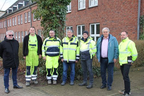 Bild zeigt Mitarbeitende der Stadt Schleswig und der Stadtwerke SH anlässlich einer Pressekonferenz in der Moltkestraße - Reparatur eines Schlagloches in der Moltkestraße mit Kaltasphalt
