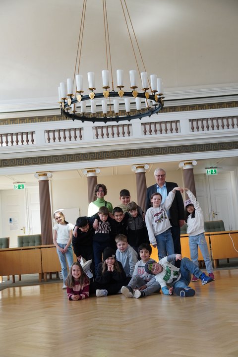 Besuch des Ständesaals der Klasse 3c der Wilhelminenschule mit Lehrerin Svenja Holst und Bürgermeister Stephan Dose