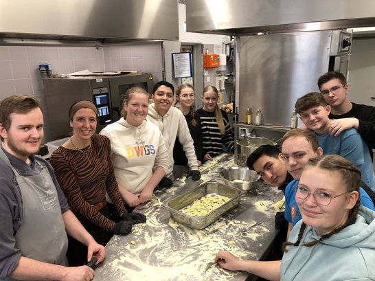 Foto Schüler*innen in Restaurantküche