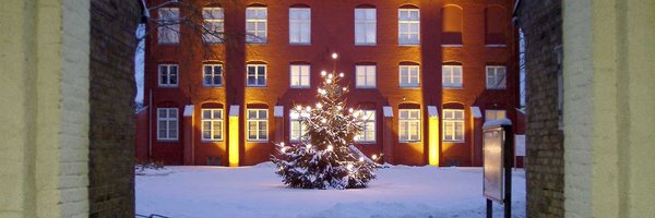 Verschneiter Hof vor dem Stadtmuseum mit einem beleuchteten Weihnachtsbaum