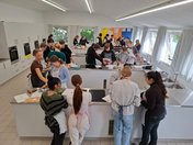 Foto Schüler*innen in Schulküche