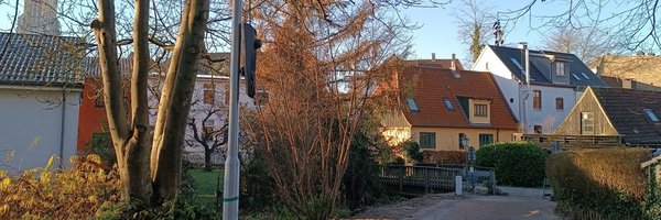 Gewaltsam zerstörte Straßenlaterne auf der Baustelle entlang der Alten Kreisbahntrasse.