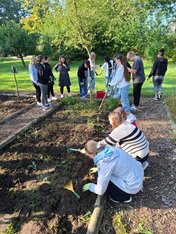 Foto Schüler*innen im Schulgarten