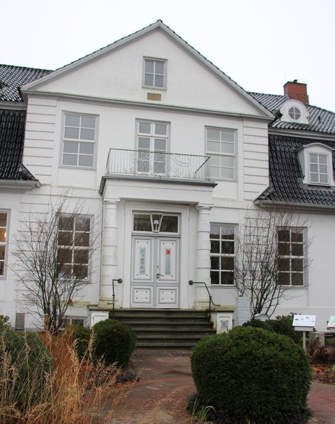 Bild zeigt das Gebäude der Tourist-Information - Ostseefjord Schlei GmbH in der Plessenstr. 7