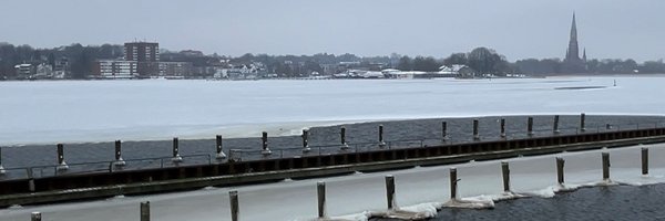 Teilweise zugefrorene Schlei mit Blick auf Steg