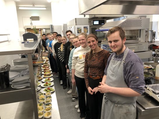 Foto Schüler*innen in Küche von Restaurant