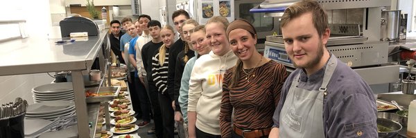 Foto Schüler*innen in Küche von Restaurant