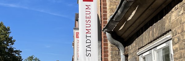 Bild zeigt Banner am Stadtmuseum Schleswig mit dem Aufdruck "Stadtmuseum"