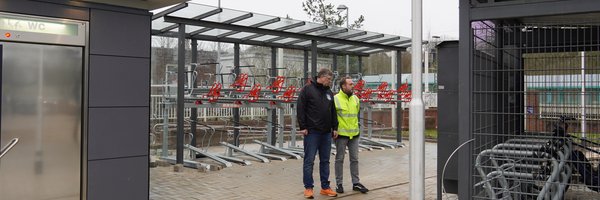 Helge Kapust (FD Gebäudemanagement) und Torben Krüger (FD Tiefbau) stehen vor der Bike-and-Ride-Anlage am Bahnhof