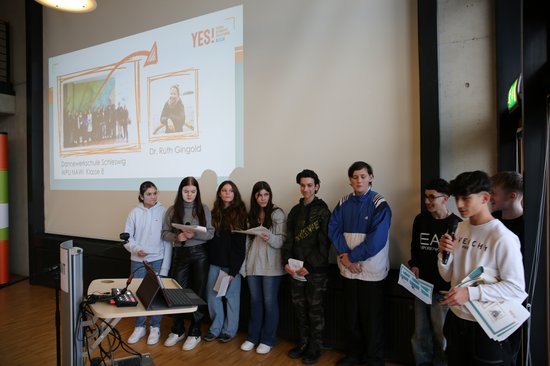 Foto der Dannewerkschüler*innen während des Vortrags bei ©YES! – Young Economic Solutions