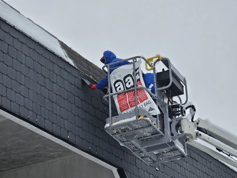 Mensch auf dem Hubsteiger am Dach des alten ZOB