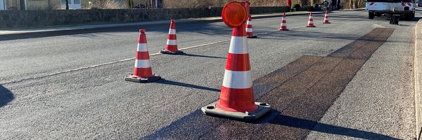 Sanierung Flensburger Straße März 2025 mit Heißvergussmasse mit Verkehrskegeln