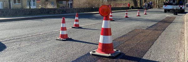 Sanierung Flensburger Straße März 2025 mit Heißvergussmasse mit Verkehrskegeln