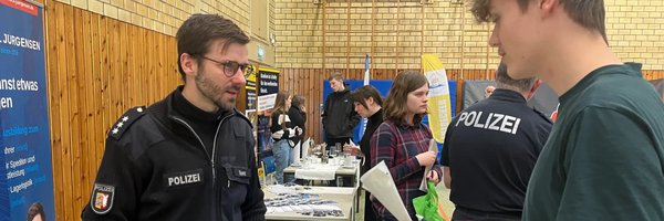 Foto Hauptkommissar Nanz und Schüler Lukas Messestand Polizei beim Speeddating 
