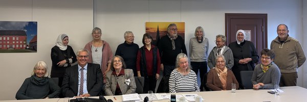 Bild zeigt die Gruppe der ehrenamtlichen seniorTrainer*innen am 13.13.23 im Rathaus: Hildis Hartmann, Fatima Abdullah, Bürgermeister Stephan Dose, Antje Kühn, Anita Szczecinna, Mirka Gerowski, Dagmar Kisjeloff, Klaus Gurreck, Dörte Kühl, Hilke Hamann, Edeltraut Behnecke, Erika Brinkmann, Nwira Alhallak, Martina Wildhagen, Reinhold Heggemann