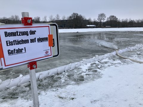 Flutung der Königswiesen Februar 2026 Schild mit der Aufschrift Betreten auf eigene Gefahr