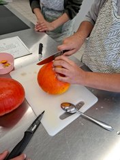 Foto Schüler*innen beim Obst schneiden
