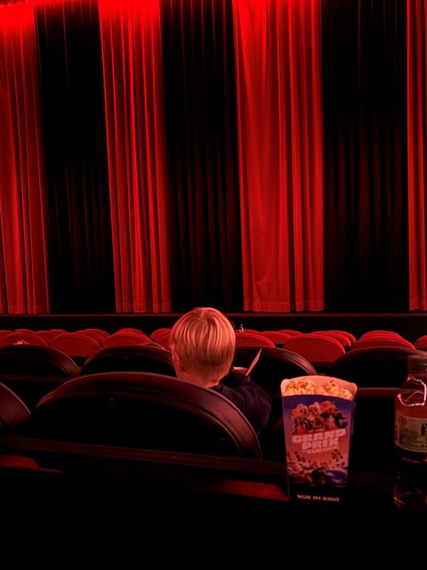 Kind im Kino bei der Abschlussparty des FerienLeseClubs