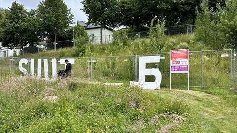 Aufbau des Lieblingswortes in Schleswig anlässlich des Projektes Wörter im öffentlichen Raum
