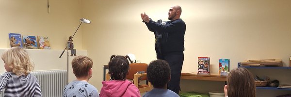 Feuerwehr Sebastian Carstensen liest Kindern in der Stadtbücherei vor.