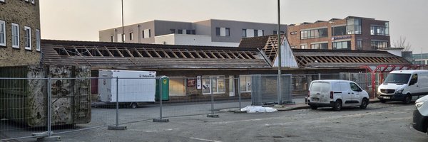 Abbrucharbeiten am alten ZOB. Auf dem Dach fehlen bereits die Schieferplatten.
