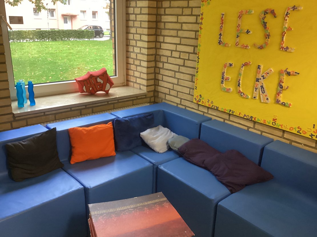 Foto von Eingerichteter Leseecke mit einem Sofa unter dem Fenster.