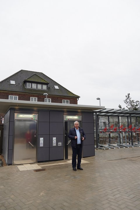 Stephan Dose steht von der neuen barrierefreien Toilettenanlage am Bahnhof