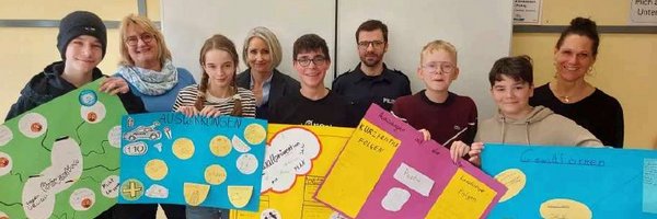 Foto Siebtklässler präsentierten Plakate zum Thema Gewalt
