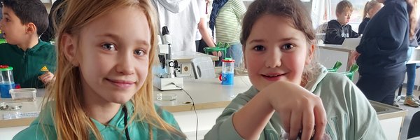 Foto zwei Mädchen pflanzen Pflanzen