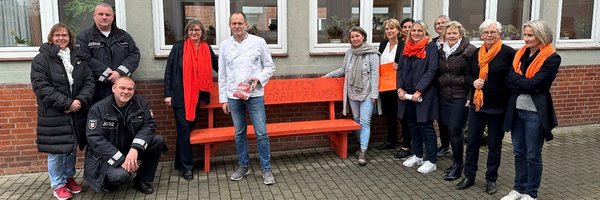 Foto (©Bündnis Frau Schleswig-Flensburg) anlässlich eines Pressegespräches am 16.11.2023 zur kreisweiten Aktionen am 25.11: „Jugendanstalt Schleswig baut Bänke gegen Gewalt an Frauen“, v.l.n.r.: Antje Ott, Frank Speth, Harmut Will, Heidi Thiel (Frauenzentrum), Klaus-Dieter Lemmermann (Inh. Bäckerei Schmidt, Silberstedt), Andrea Cunow (GB SL), Tinka Bella (GB Kappeln), Corinna Philippsen (GB Kreis), Andrea Heinrich (GB Kropp-Stapelholm), Utta Weissing (GB Harrislee), Monika Bartels, Birgit Johannson (Kirchengemeinde SL), Gesche Seifert (Weisser Ring)