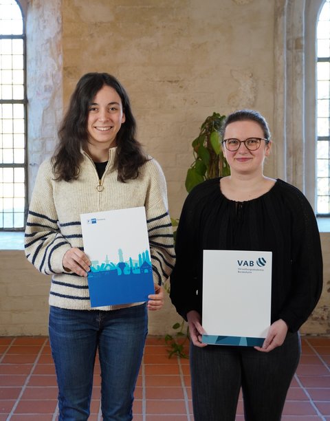 Lisa Weiß und Katharina Harms haben ihre Abschlussprüfung bestanden und zeigen im Gothischen Saal Ihre Abschlusszeugnisse