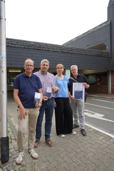 Von Links nach rechts. Thomas Forck, Helge Schuetze (Stadtmarketing), Nora Wiemeier (FD Tiefbau), Bauamtsleiter Bernward Voelmicke vor dem Parkhaus Schwarzer Weg