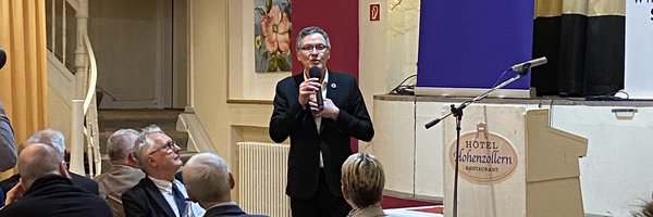 Dr. Christian Kuhnt, Intendant des Schleswig-Holstein Musik Festivals hält vor Publikum eine Rede