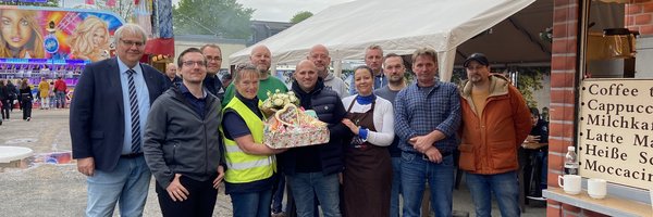 Mitarbeitende der Stadt Schleswig und Schausteller*innen des Dommarktes verabschieden Marktaufsicht Renate Will auf dem Dommarkt in Schleswig