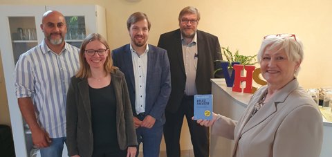 Haidar Chahrour (Stadt Schleswig), Florentin Viebig (vhs), Dr. Ute Lemm (SH Landestheater) Probst Helgo Jacobs und Dr. Julia Pfannkuch (Stadt Schleswig). Pfannkuch hält einen Flyer in der Hand