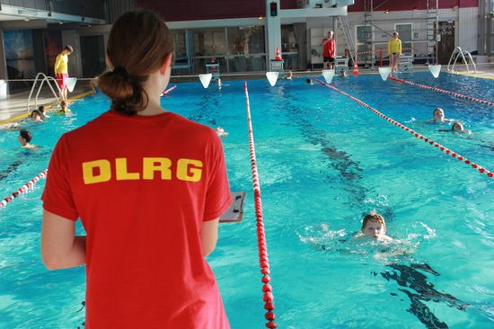 SchülerInnen schwimmen im Wasser.