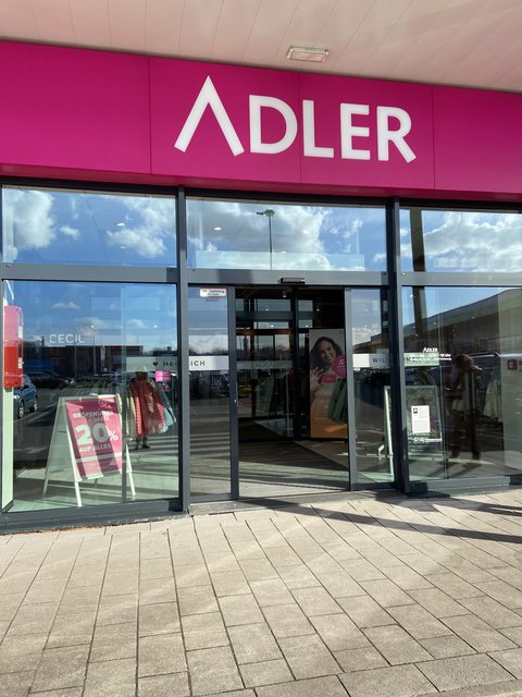 Frontseite, Eingangsbereich Adler Modemarkt