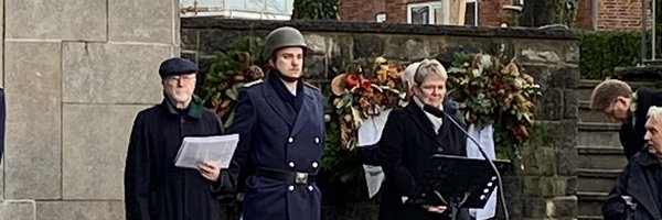 Hans-Peter Scheibel (AG Volkstrauertag) und Bürgervorsteherin Susanne Roß vor dem Ehrendenkmal in der Bellmannstraße anlässlich des Volkstrauertages 2024