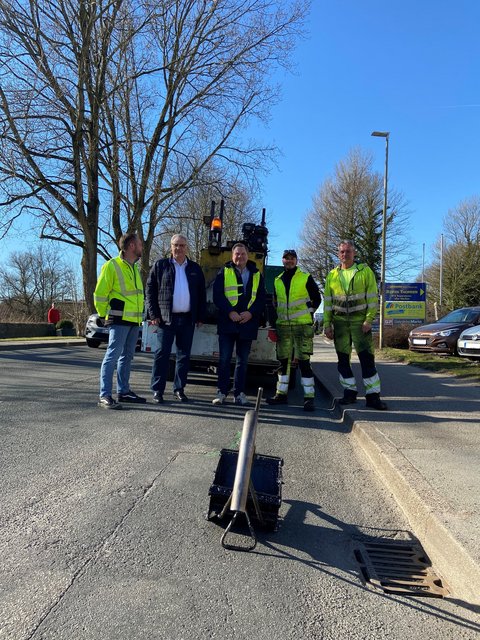 Torben Krüger (Fachdienstleiter Tiefbau) und Stephan Dose (Bürgermeister), Stadt Schleswig;  Rasmus Rask, Pascale Streit und Christian Halfpap, Fa. Straßenflex vor einem Bauwagen in der Flensburger Straße