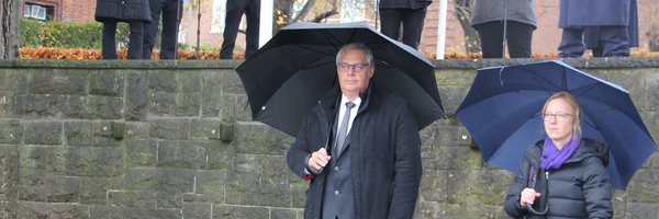 Bild zeigt Stephan Dose und Bischöfin Nora Steen anlässlich des Volkstrauertages am 19.11.23 am städtischen Ehrenmal am Rosengarten in Schleswig