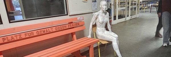 Orangefarbene Sitzbank in der Lornsenschule