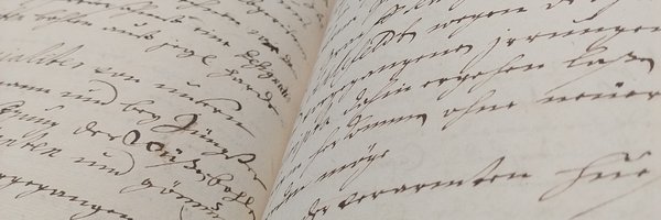 Bild zeigt ein aufgeschlagenes, handschriftlich beschriebenes Buch des Kreis- und Stadtarchivs