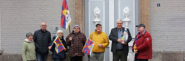 Bild zeigt Christa Thode Marita und Wolfgang Fauck Axel Mademann Jörn Hinze Holger Herrmann mit Stephan Dose ei der Übergabe von kleinen Setzlingen der Himalaya-Zedern anlässlich der Kampagne „Flagge zeigen für Tibet“