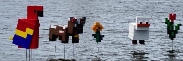 Von Schülern geferigte Kustwerke die Figuren aus dem Spiel Minecraft darstellen sind in der Schlei vor dem Wikingturm in Schleswig im Rahmen der Galerie auf der Schlei zu bewundern.