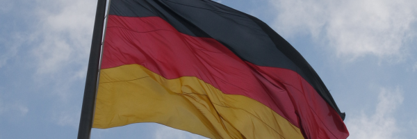 Eine Deutschlandflagge weht an einem Fahnenmast. Im Hintergrund ist der Himmel zu sehen.