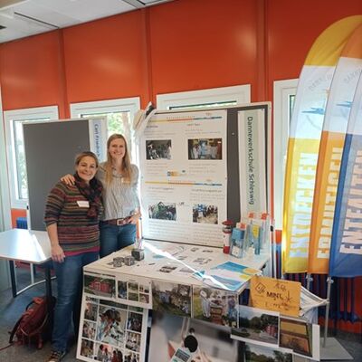 Foto Frau v. Klein und Frau Görrissen auf dem Netzwerktreffen der norddeutschen MINT-Schulen
